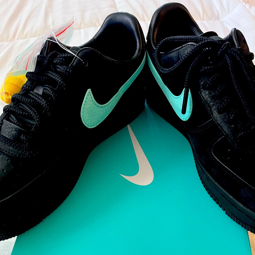 NIKE Tiffany & Co. 
Sz 7 Women’s 
Black/turquoise/silver emblem
Never worn